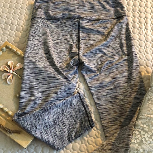 🖤🤍Infinite Cropped Leggings - Picture 2 of 3